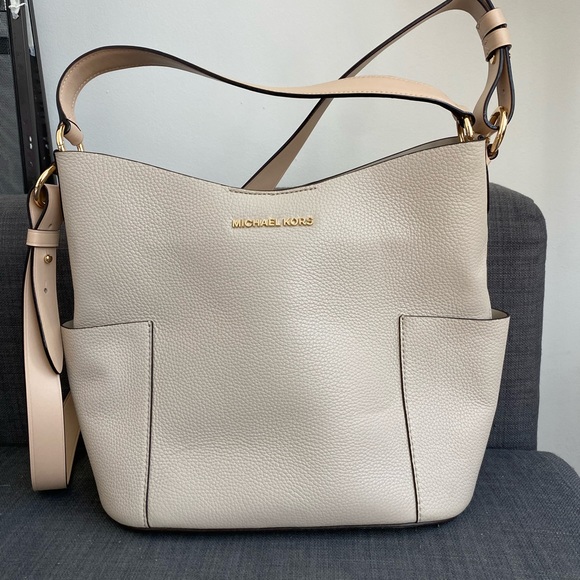 Michael Kors Handbags - Michael Kors Bedford Bucket Leather Shoulder Crossbody - NWT Light Sand